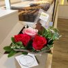 Boite carrée de roses et chocolats