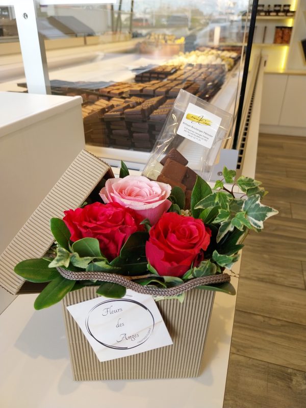 Boite carrée de roses et chocolats