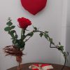 Coeur en métal avec soliflore et rose rouge + chocolats