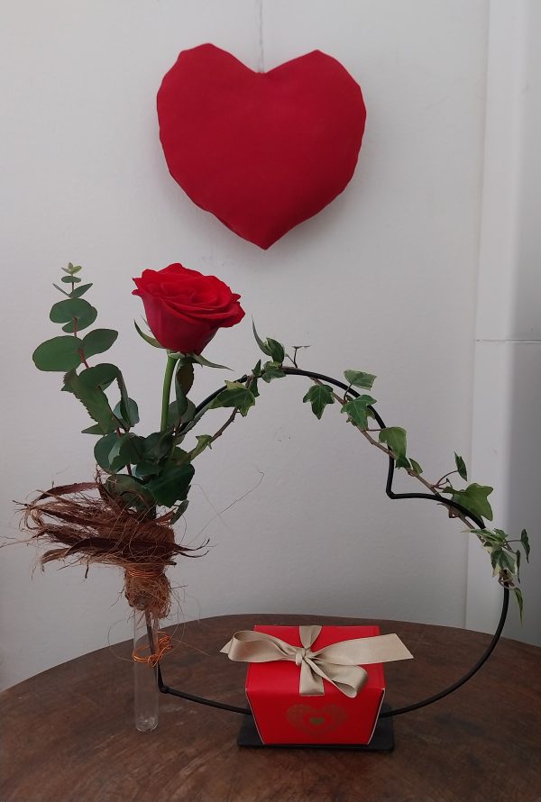 Coeur en métal avec soliflore et rose rouge + chocolats