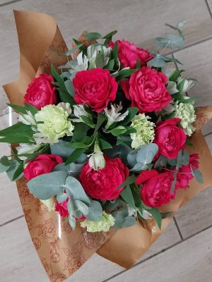 bouquet de roses roses francaises avec fleurs vertes et blanches