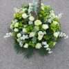 coupe de fleurs avec vannerie tons blancs et verts
