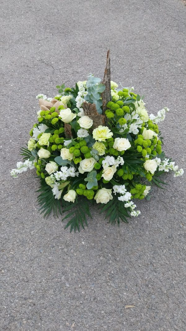 coupe de fleurs avec vannerie tons blancs et verts