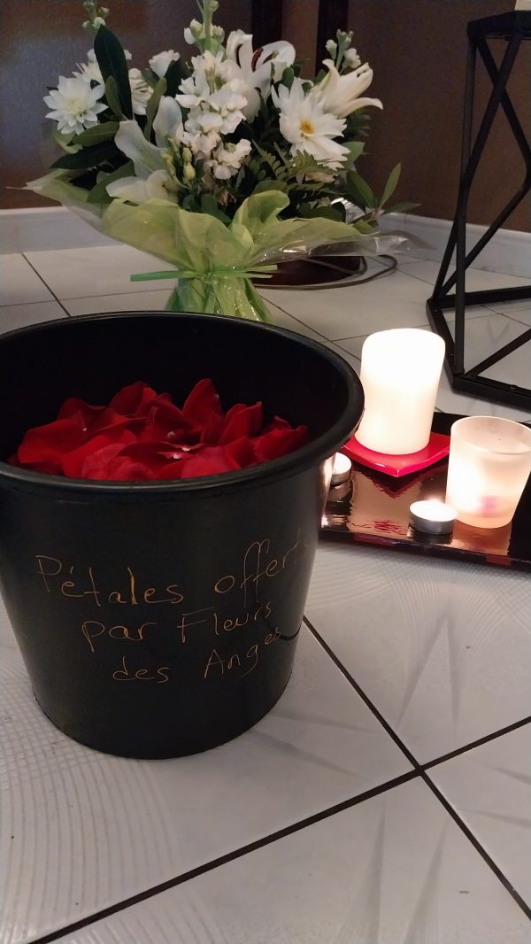 Seau de pétales pour cérémonies de deuil