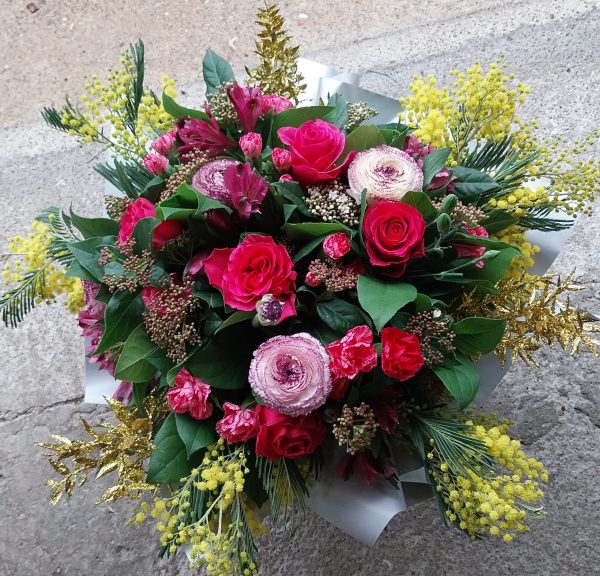 bouquet de noël avec renoncules et mimosa