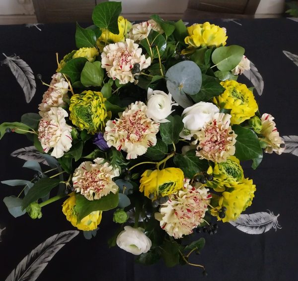 Bouquet oeillets verts striés bordeaux et renoncules simples blanches et doubles jaunes-vertes
