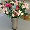 bouquet prestige pastel avec roses ramifiées pâles, dahlias roses eucalyptus
