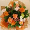 bouquet d'automne avec dahlias oranges et fleurs pastels