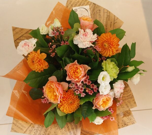 bouquet d'automne avec dahlias oranges et fleurs pastels