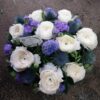 Coupe ronnde de fleurs bleues violettes et blanches