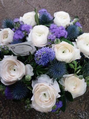 Coupe ronnde de fleurs bleues violettes et blanches