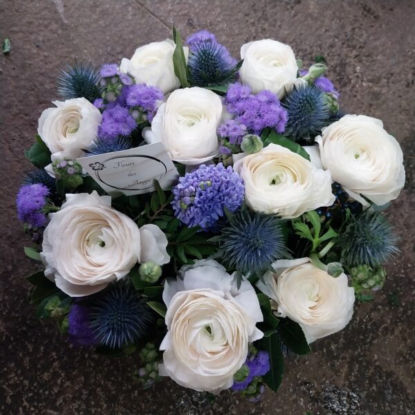 Coupe ronnde de fleurs bleues violettes et blanches
