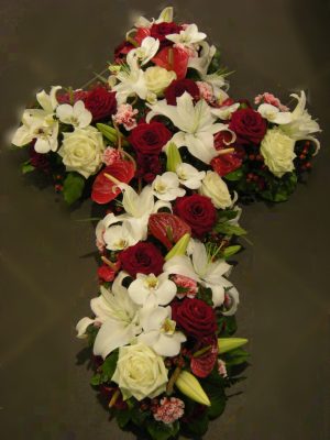 Croix funéraire rouge-blanc Croix funéraire pour enterrement. Fleuriste Montpellier