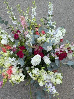Grandes tiges champêtres : delphinium, muflier ou giroflée