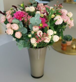 bouquet prestige pastel avec roses ramifiées pâles, dahlias roses eucalyptus
